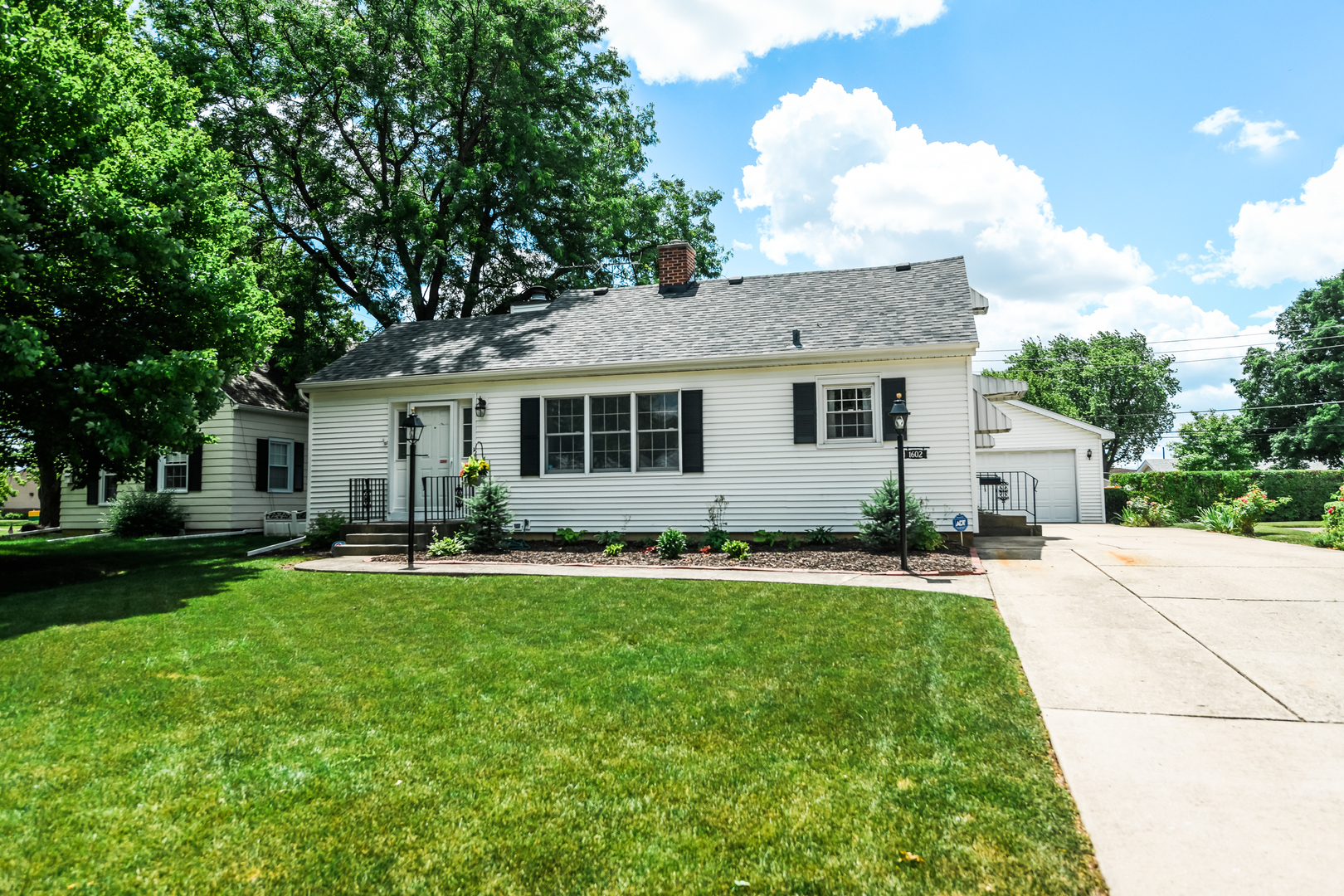 Property Photo:  1602 Marquette Road  IL 60435 