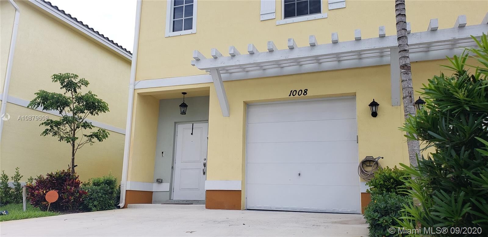 Property Photo: 1008 NW 40th Ter FL 33313