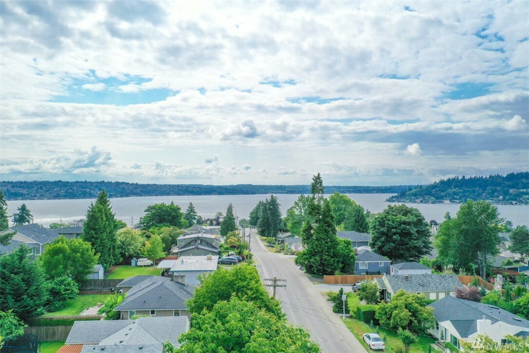 Property Photo:  1112 N 30th St  WA 98056 