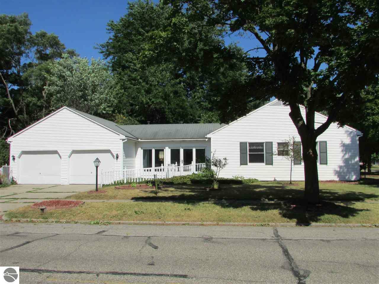 Property Photo:  1401 South Drive  MI 48858 