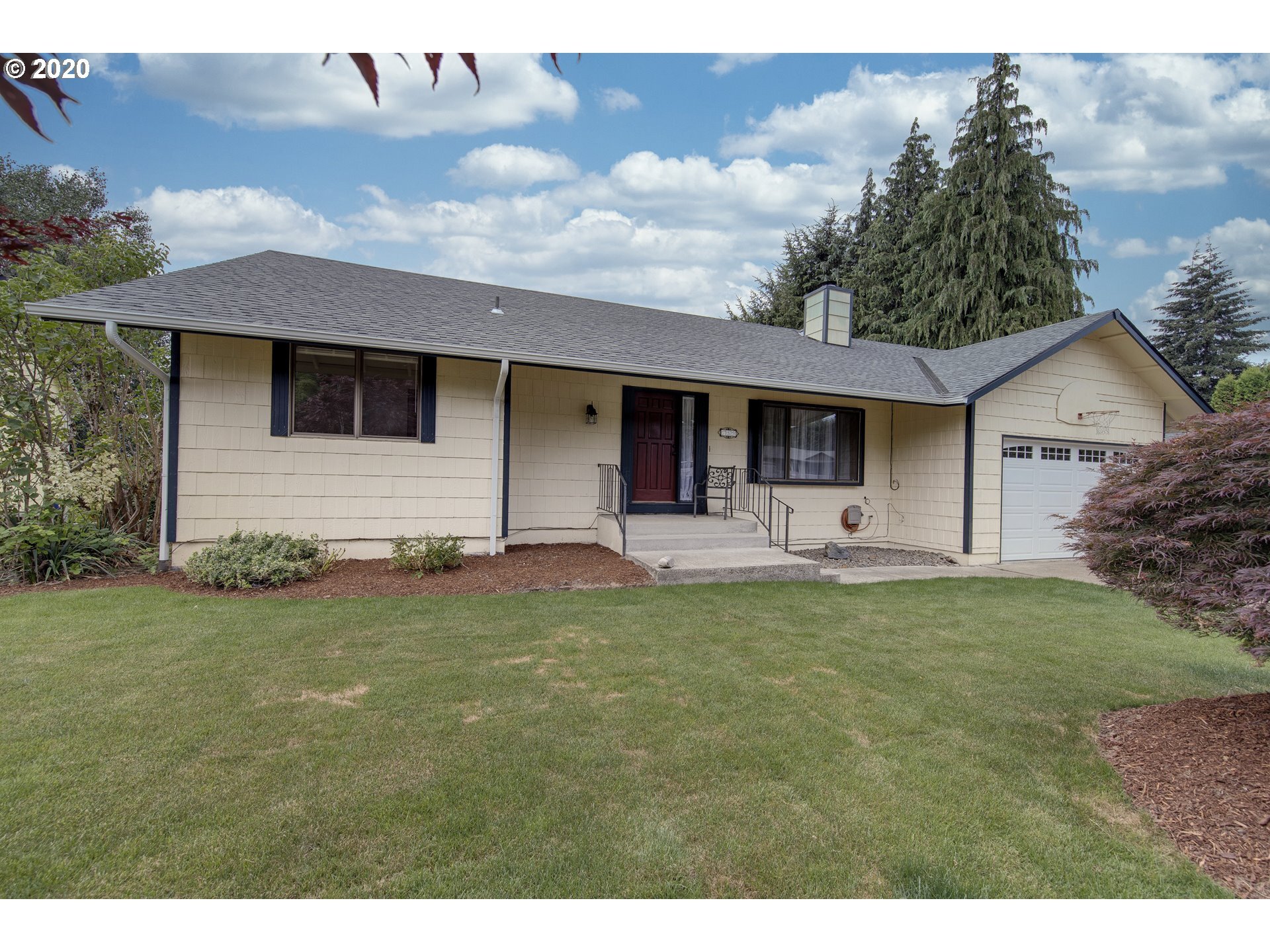 Property Photo:  759 NE 4th Pl  OR 97396 