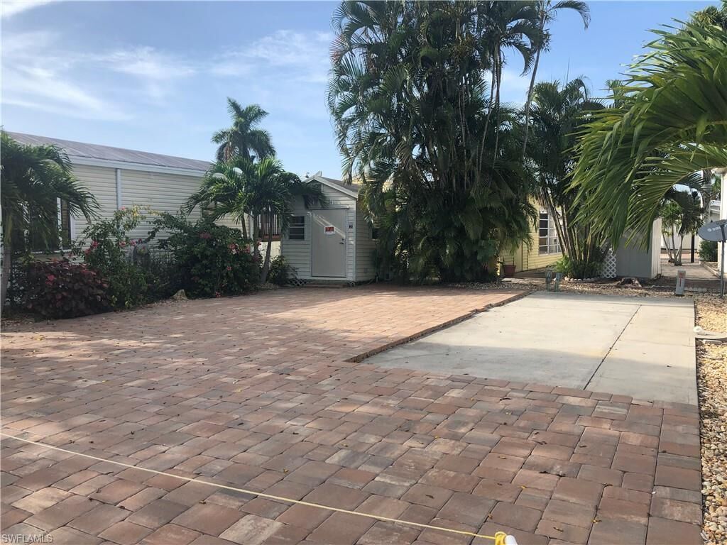 Property Photo:  5628 Red Bird Ln 8  FL 33908 