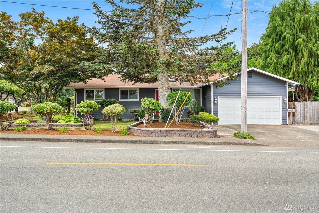 Property Photo:  903 9th Ave SW  WA 98512 