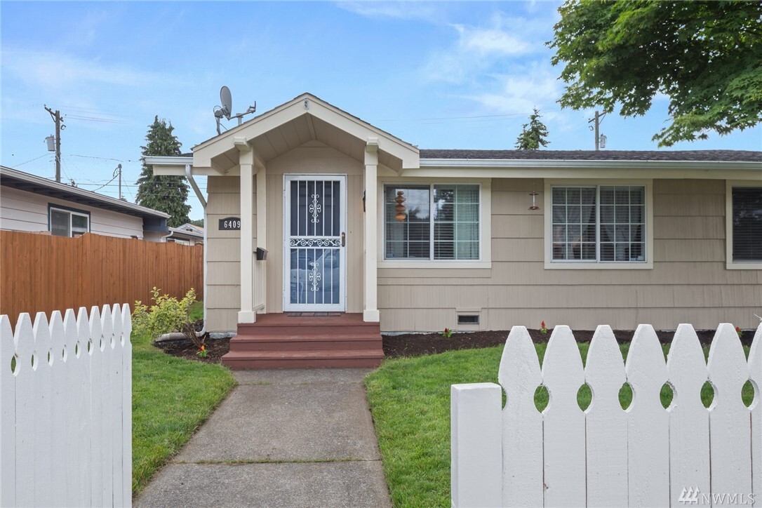 Property Photo: 6409 S Orchard St WA 98467