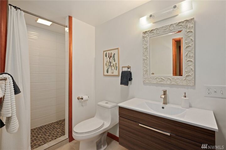 Property Photo:  5239  Pullman Avenue NE  WA 98105 