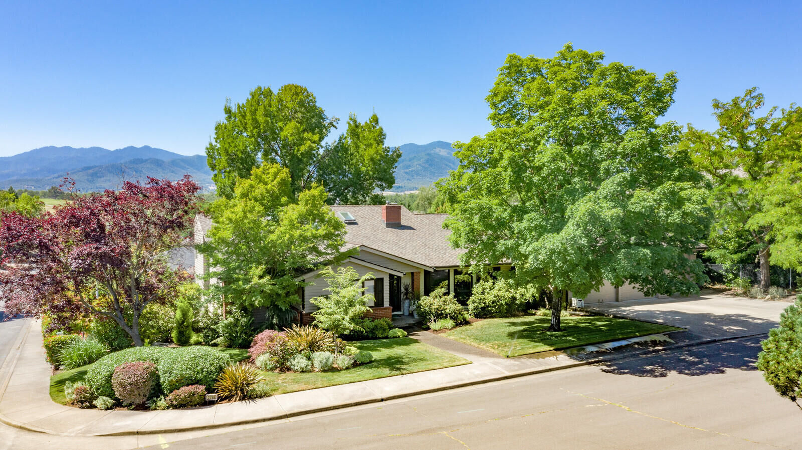 Property Photo: 2798 Yvonne Road OR 97504