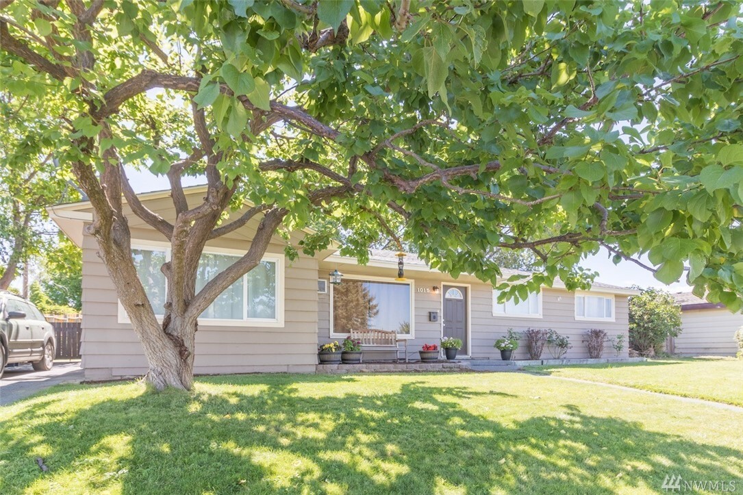 Property Photo: 1015 S Skyline Drive WA 98837