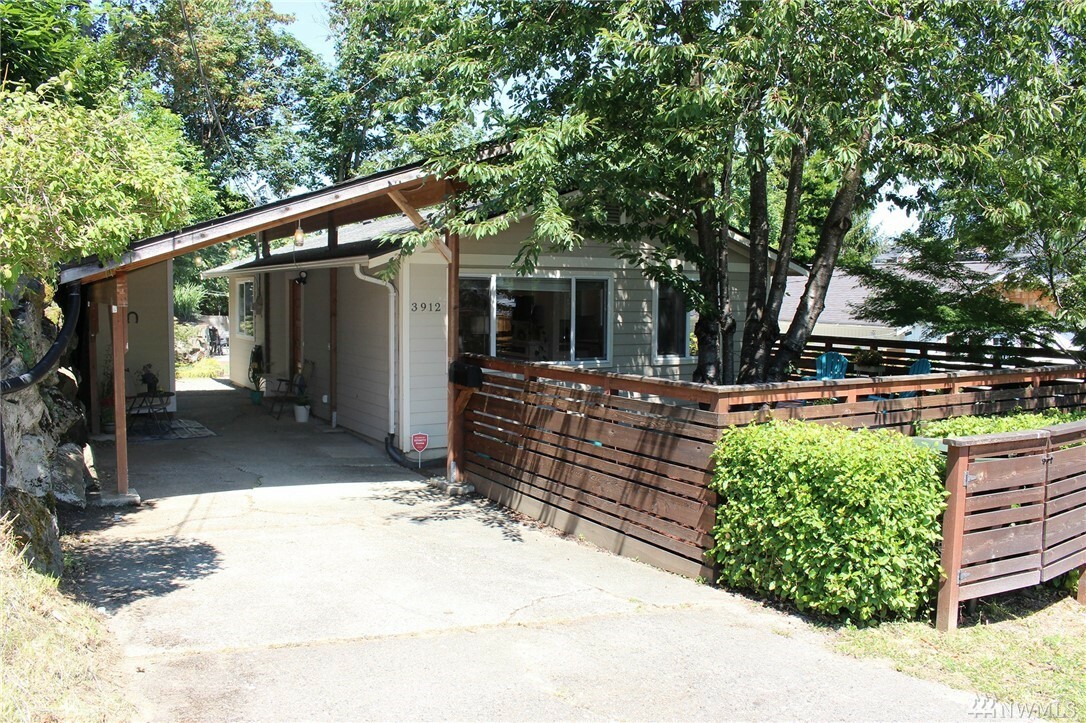 Property Photo:  3912 S Findlay St  WA 98118 