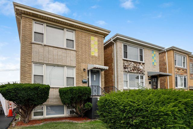 Property Photo: 4951 W Foster Avenue IL 60630