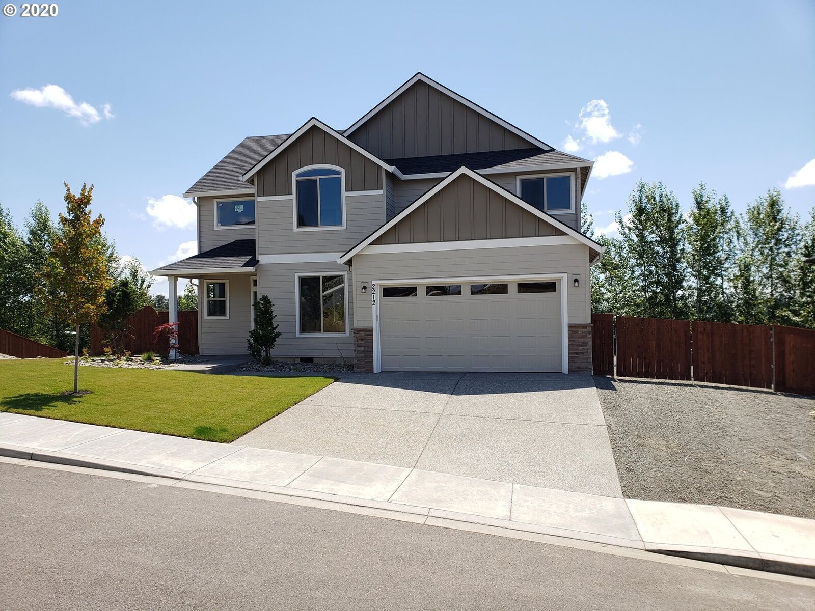 Property Photo: 627 E Tanoak Ave WA 98629