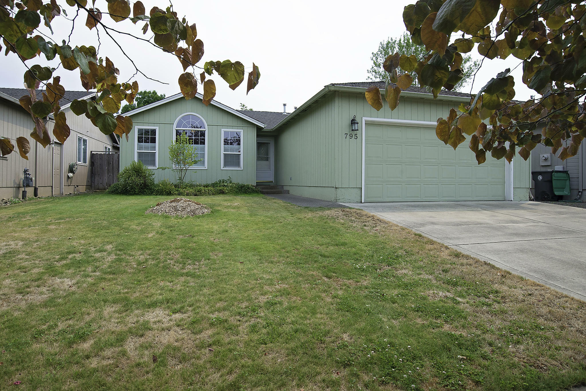 Property Photo:  795 Halvorsen Street  OR 97501 