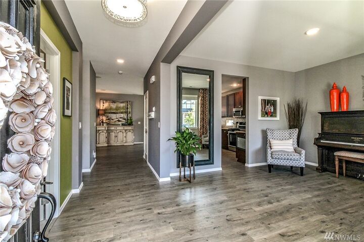 Property Photo: 257 Petersen Drive E WA 98022