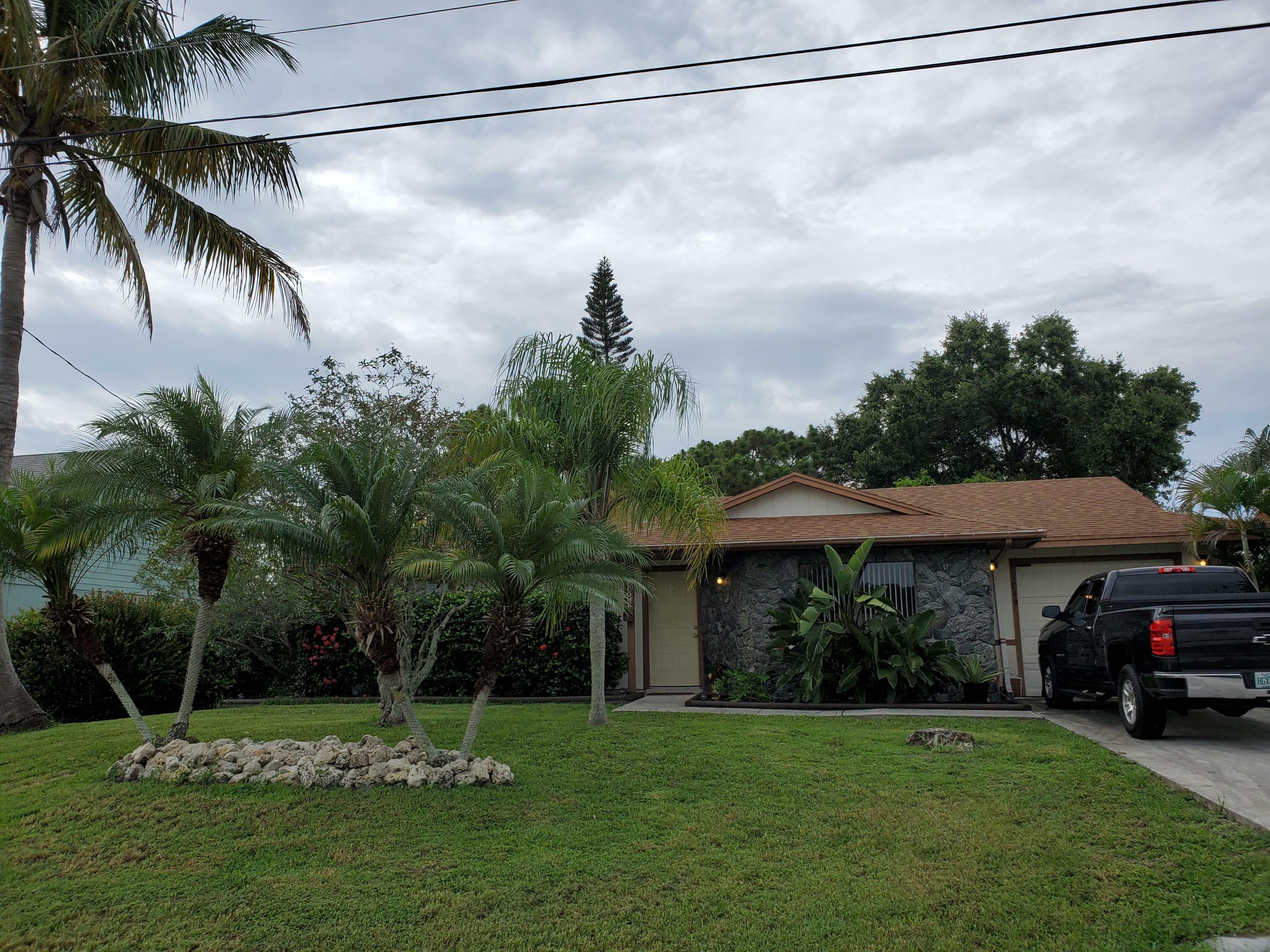 Property Photo:  749 SW Tulip Boulevard  FL 34953 