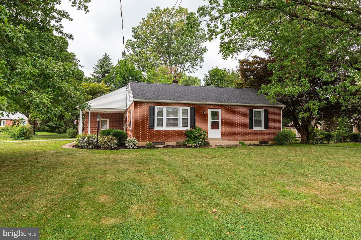 Property Photo:  8 Park Circle Drive  PA 17603 