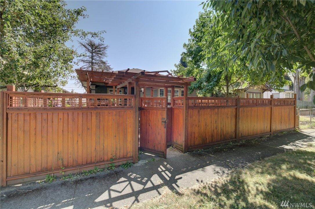 Property Photo:  1023 S Steele Street  WA 98405