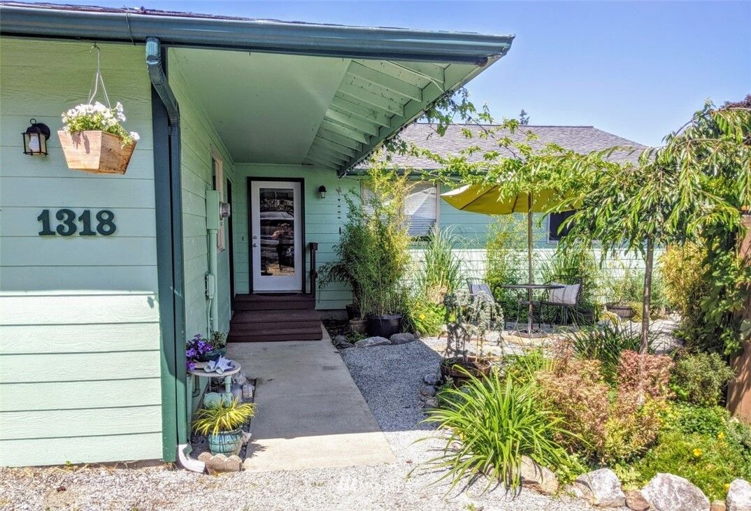 Property Photo:  1318  Tweedsmuir Court  WA 98226