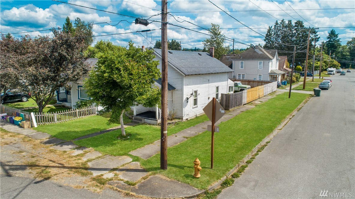 Property Photo:  301 Lincoln Ave  WA 98290 