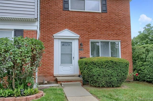 Property Photo:  2530 Patrick Henry Drive  MI 48326 
