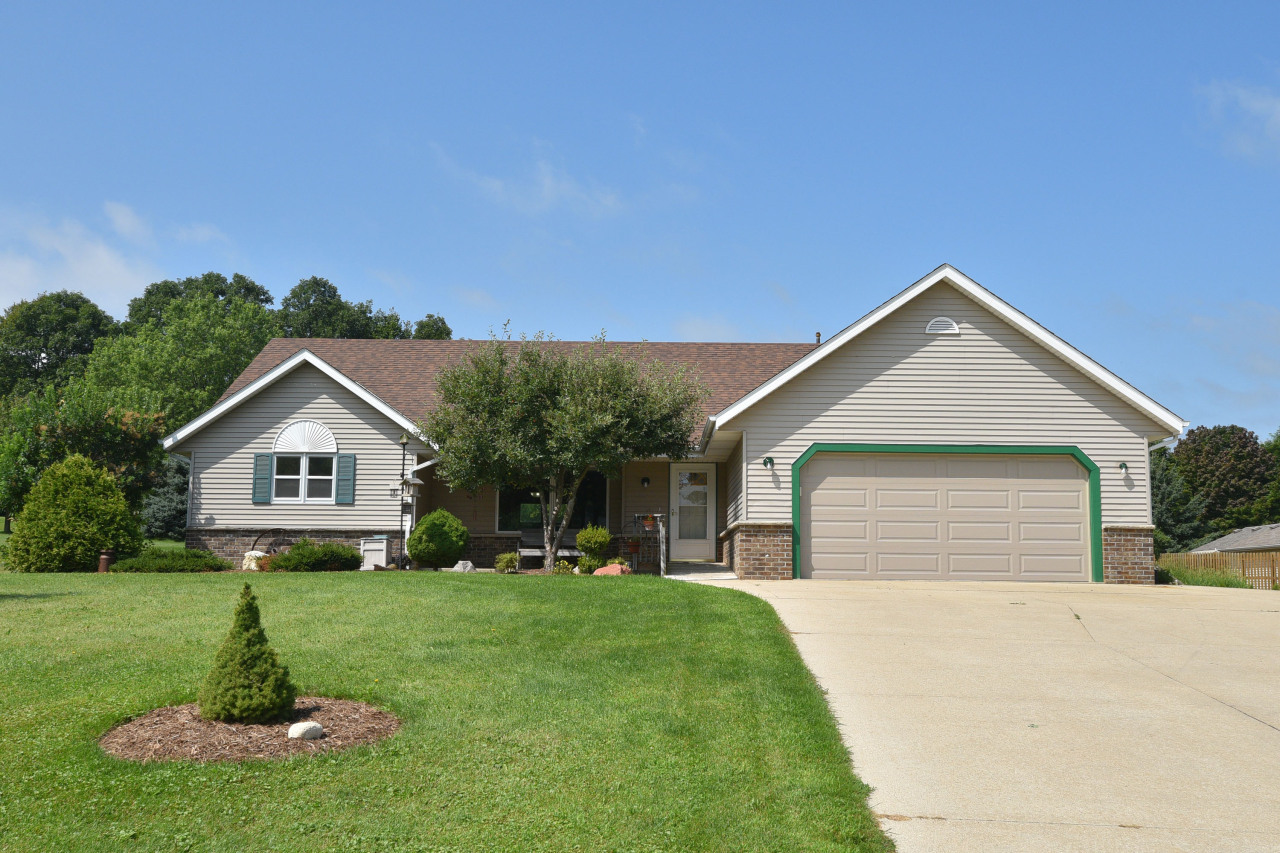 Property Photo:  6613 Walters Dr  WI 53090 