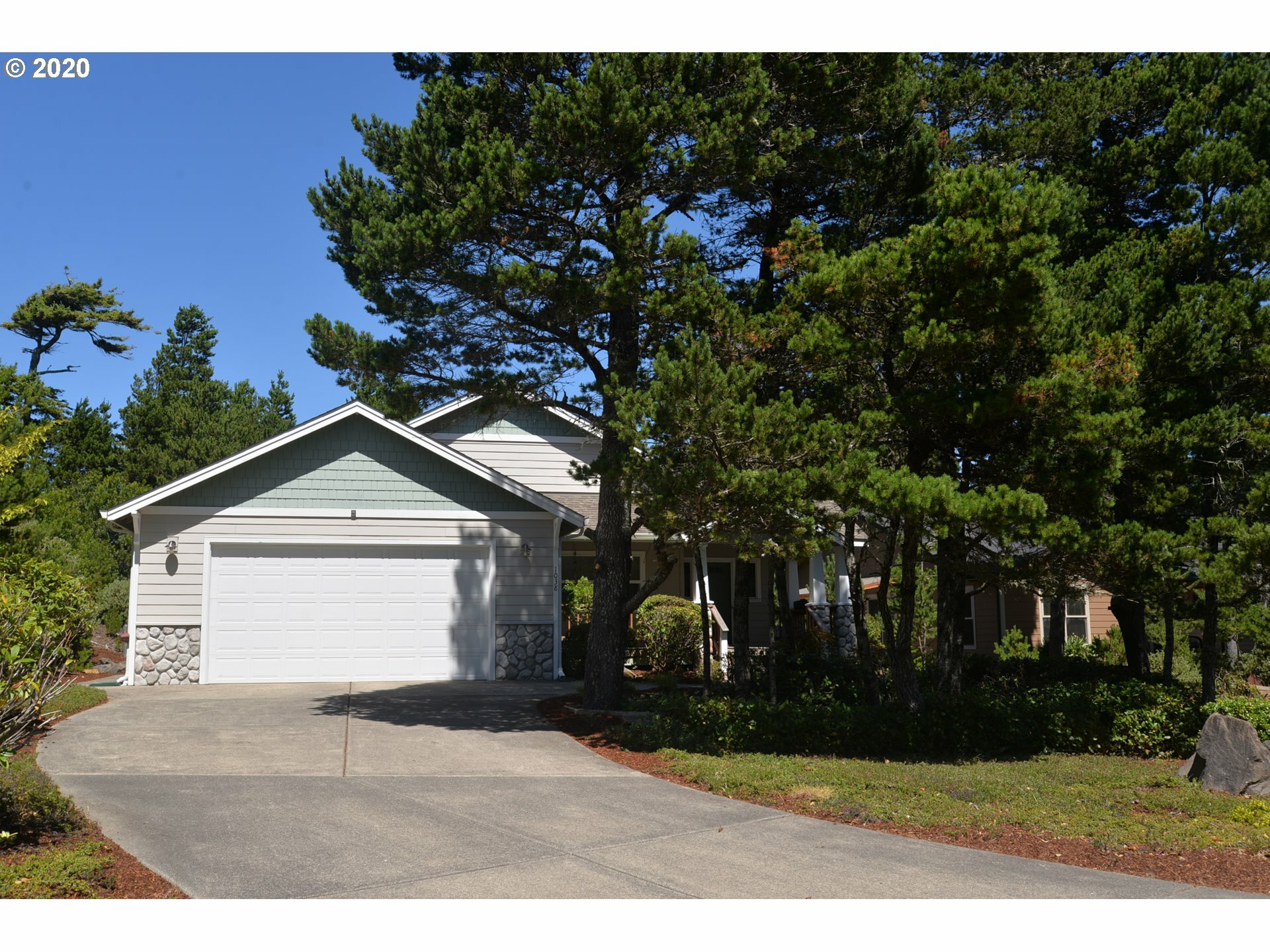 Property Photo: 1038 Royal St Georges Dr OR 97439