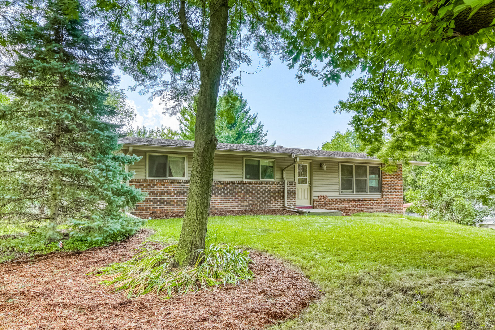 Property Photo:  1030 W Devonshire Rd  WI 53018 