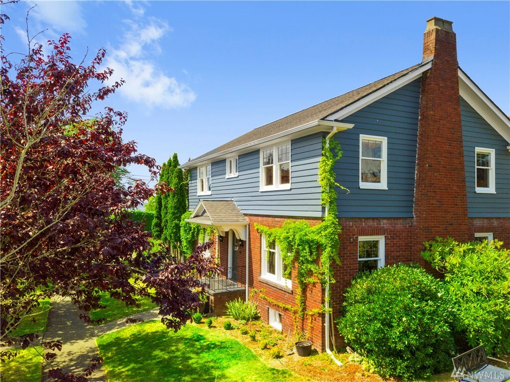 Property Photo: 1732 Rucker Ave WA 98201