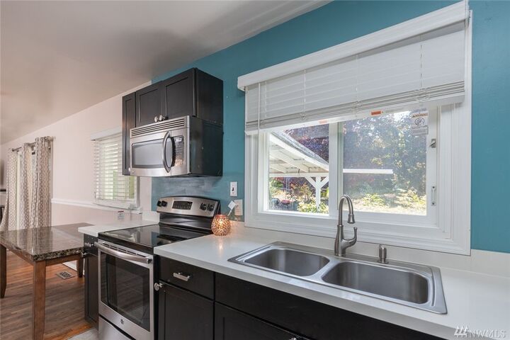 Property Photo: 2125 S 251st Street WA 98032