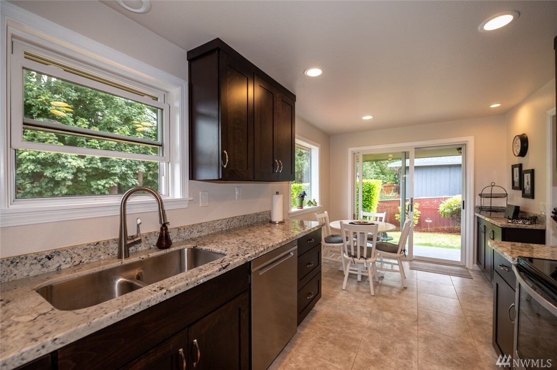 Property Photo: 712 S 304th Street WA 98003