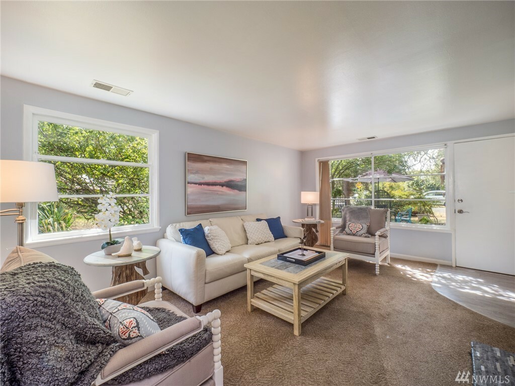 Property Photo: 136 N 181st St WA 98133