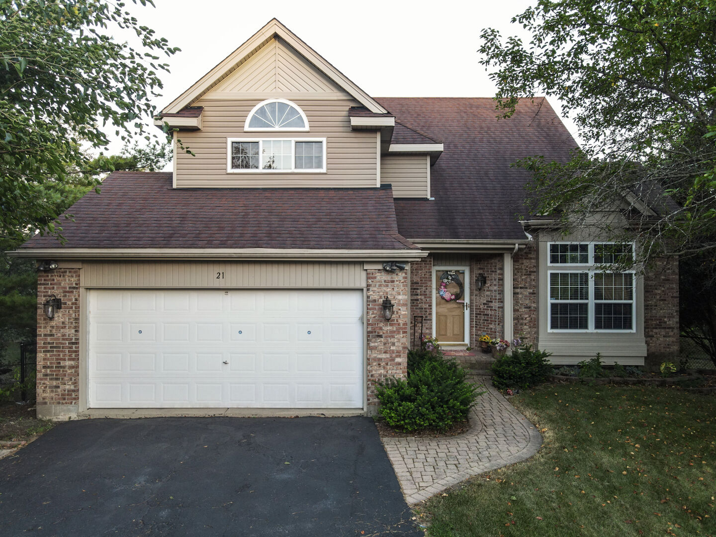 Property Photo: 21 Churchill Court IL 60177