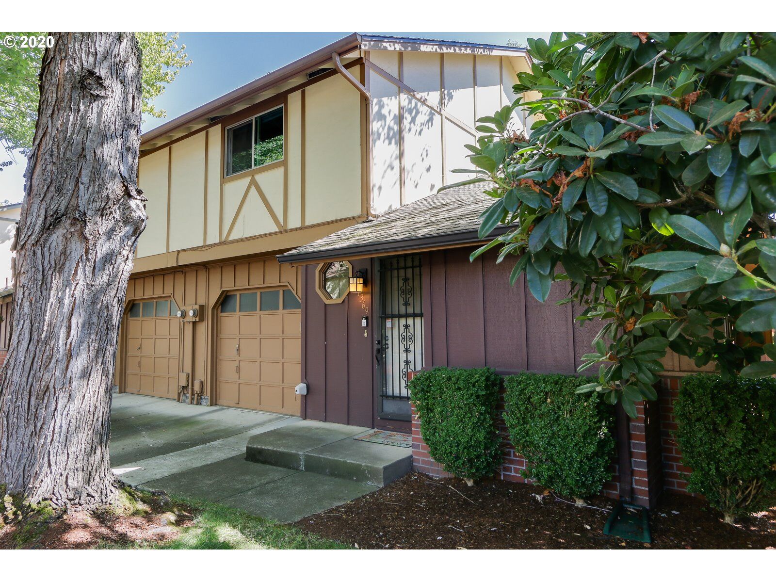 Property Photo: 1369 City View St OR 97402