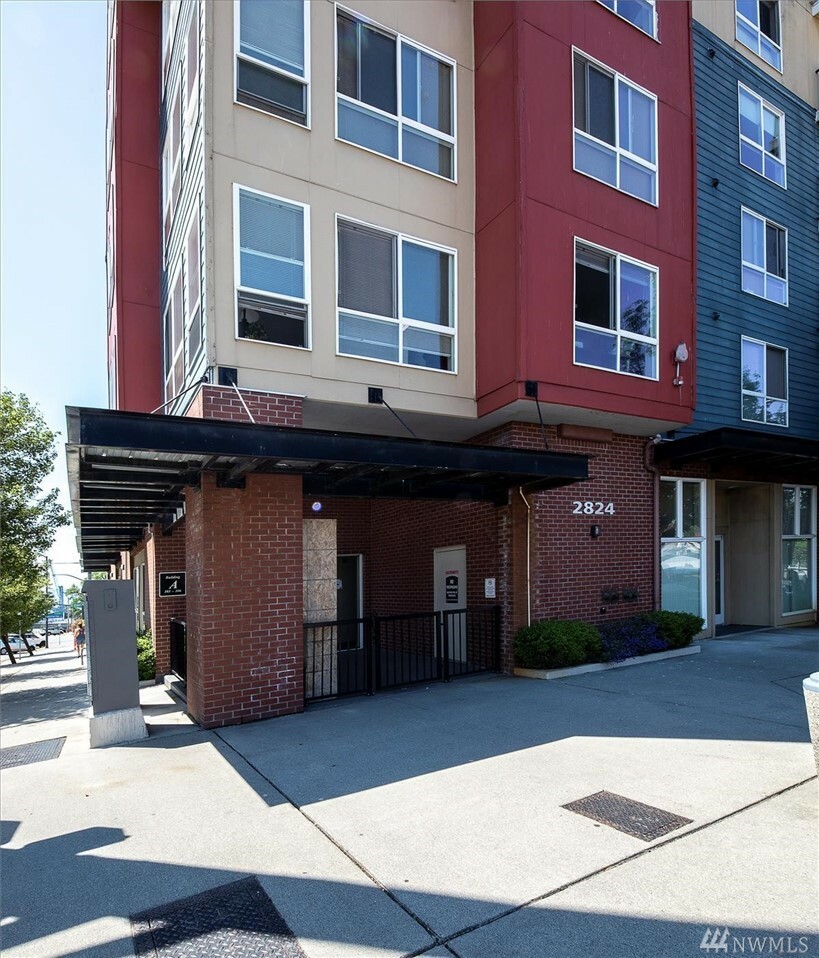 Property Photo: 2824 Grand Ave A-103 WA 98201