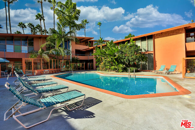 Property Photo:  1400  N Hayworth Ave 39  CA 90046 