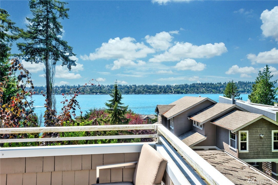 Property Photo:  13130 Holmes Point Dr NE  WA 98034 