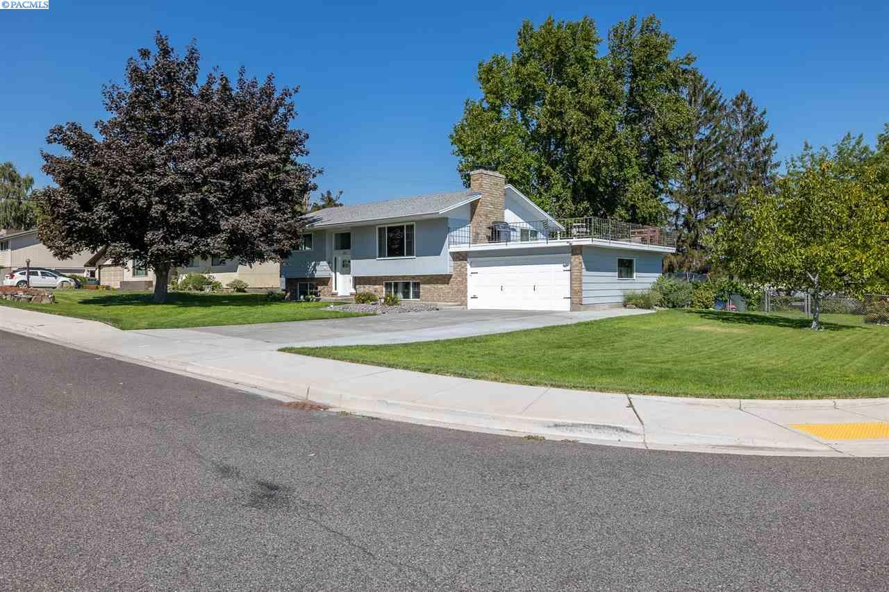Property Photo:  102 Oakland St  WA 99352-7664 