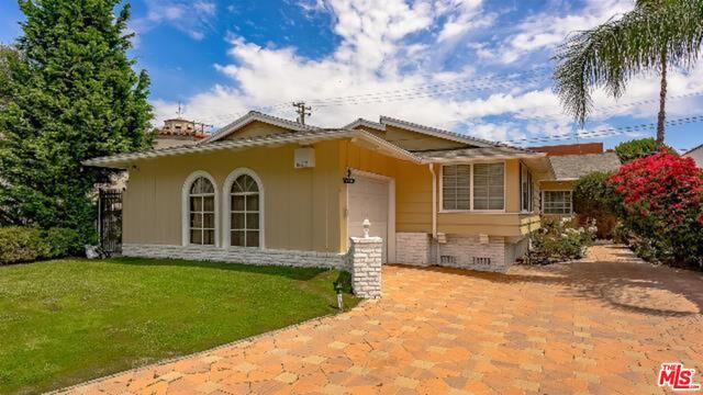 Property Photo:  156 N Le Doux Rd  CA 90211 