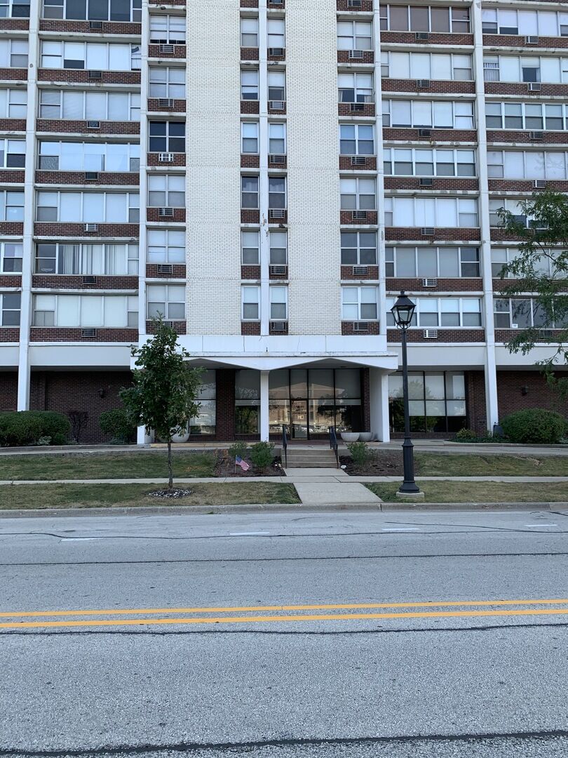 Property Photo: 33 North Main Street 8D IL 60148
