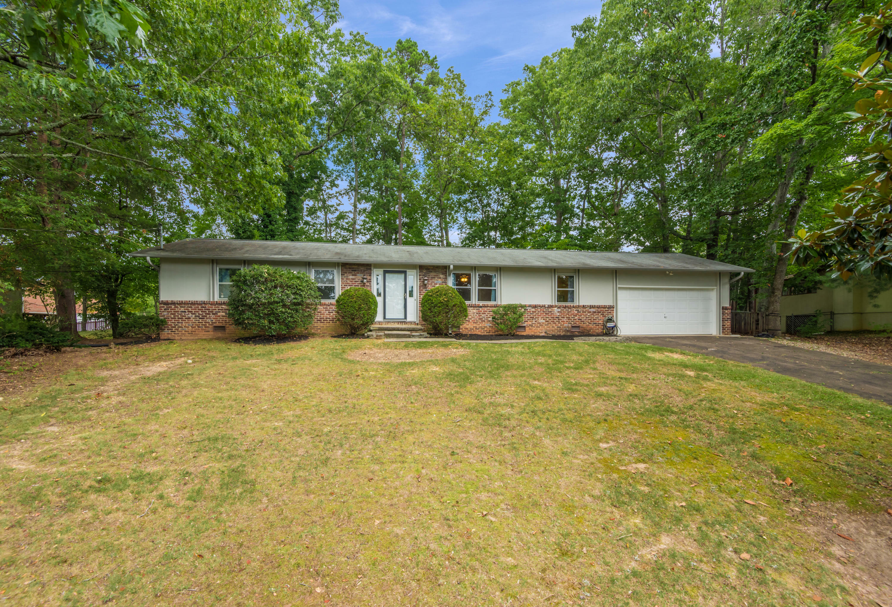 8941 Shallowford Rd  Knoxville TN 37923 photo