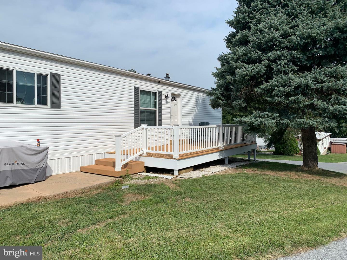 Property Photo: 1001 Honeysuckle Lane PA 17522