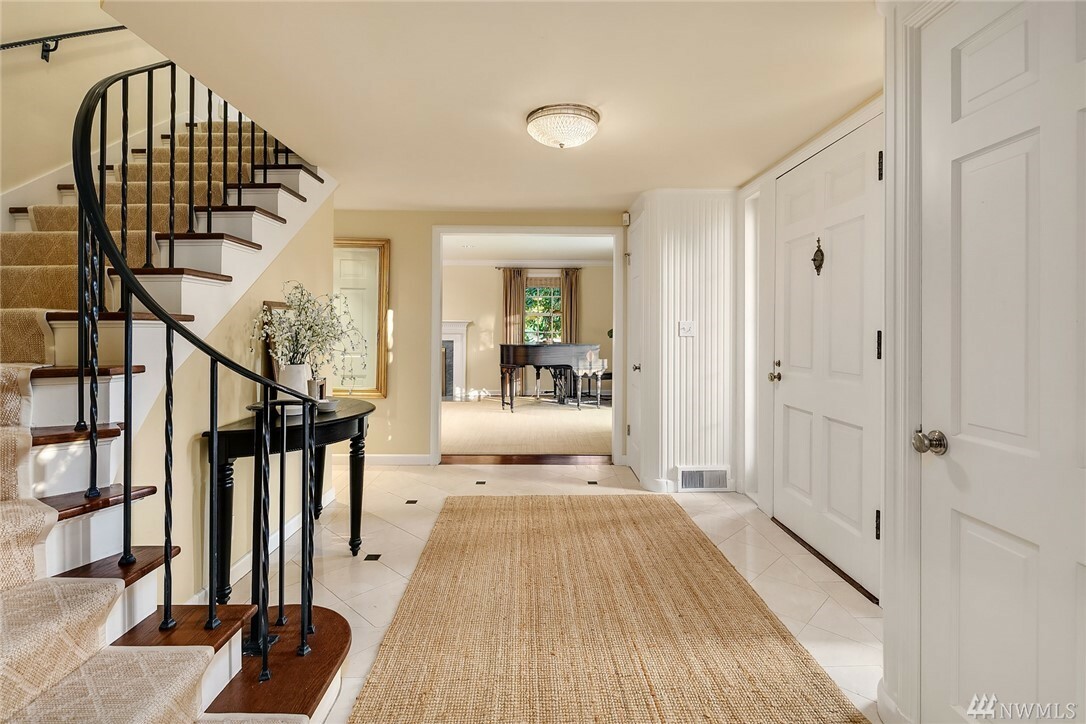 Property Photo: 5440 NE Windermere Rd WA 98105