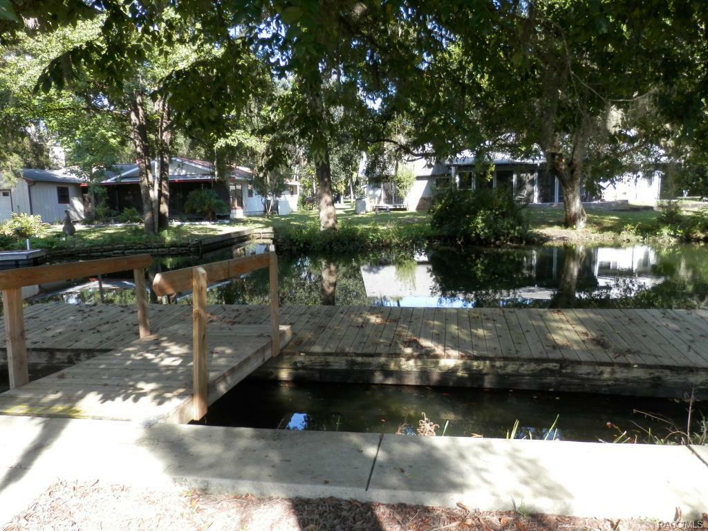 1637 SE Paradise Cr 304  Crystal River FL 34429 photo