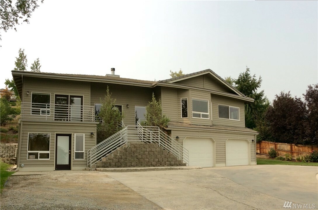 Property Photo:  1900 Broadway Place  WA 98801 