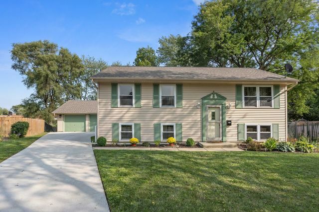 Property Photo:  819 Wildwood Court  IL 60107 