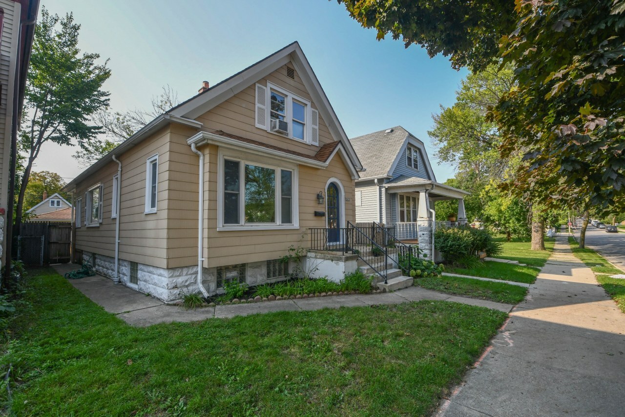 Property Photo: 2633 S 9th Pl WI 53215