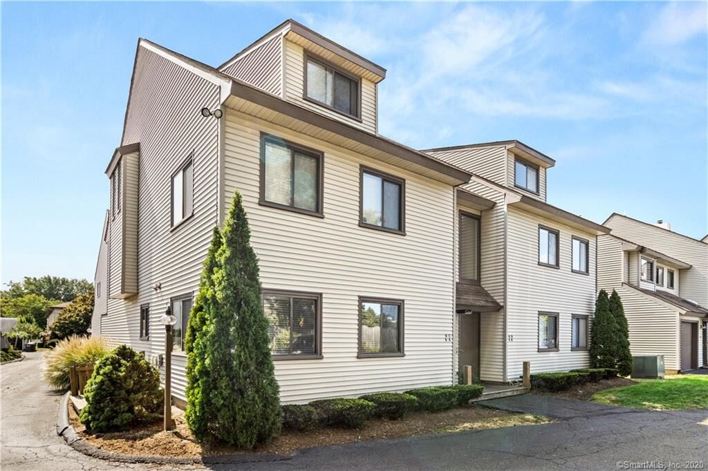 Property Photo:  27 Lindstrom Road 6A  CT 06902 