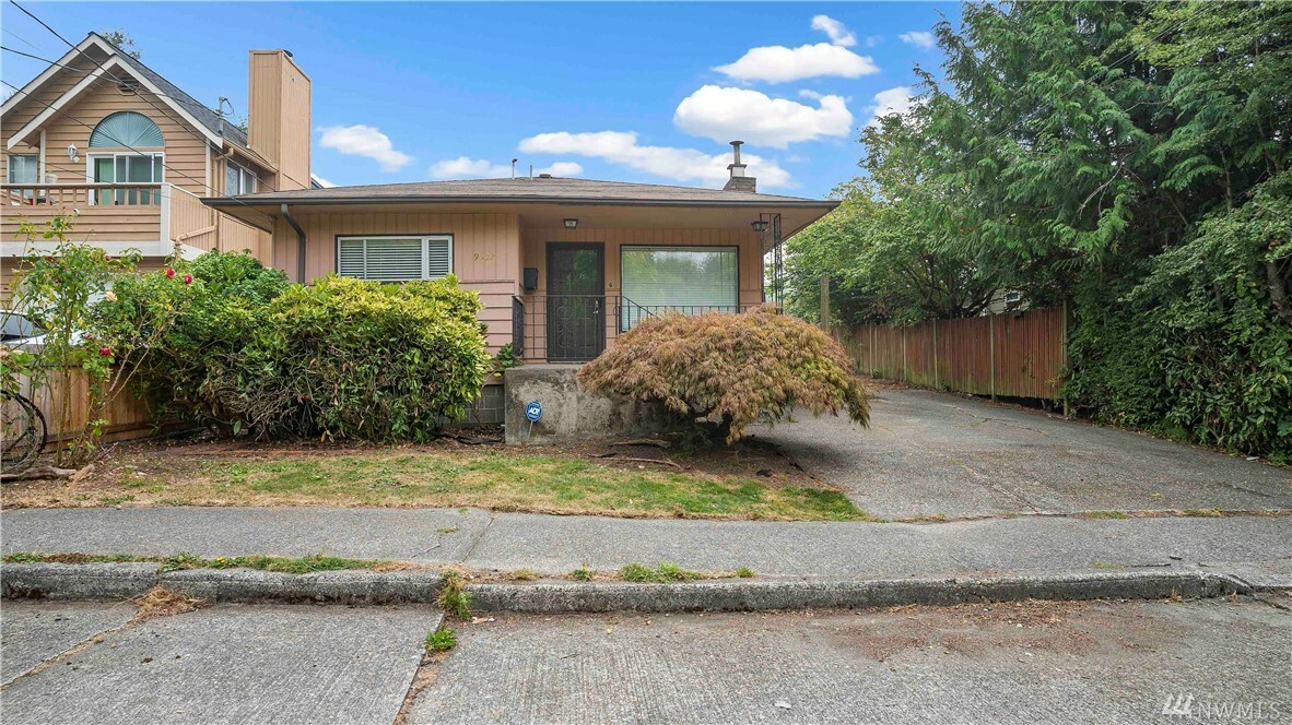 Property Photo:  9522 Densmore Ave N  WA 98103 