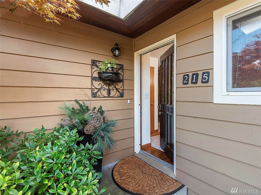 Property Photo:  215 N 168th St  WA 98133 