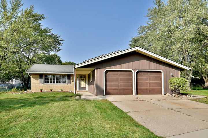408 Danbury Court  Schaumburg IL 60193 photo