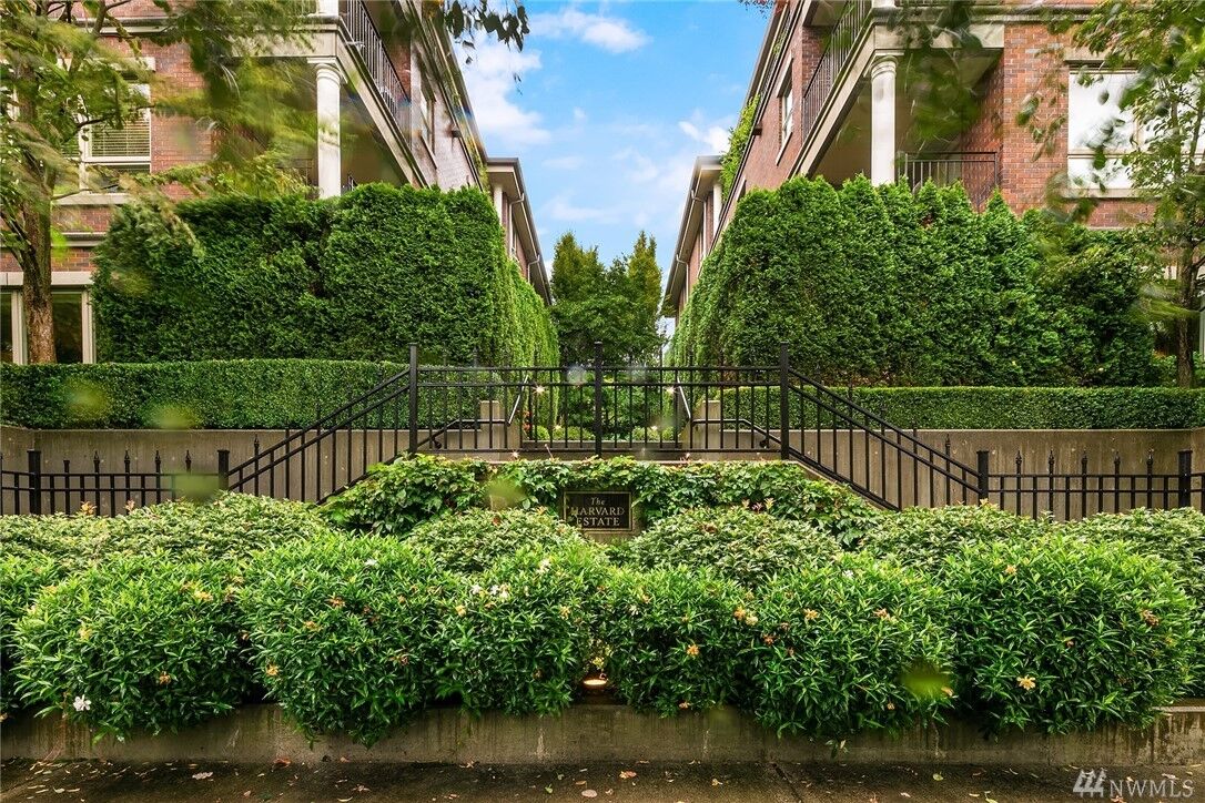 Property Photo:  726  Boylston Avenue E 6  WA 98102 