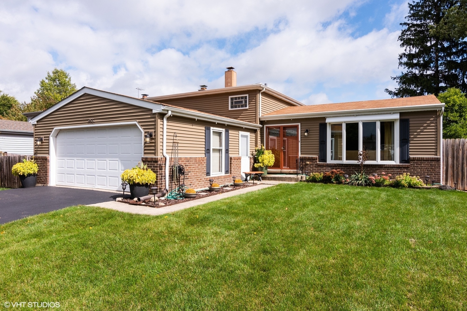 Property Photo: 955 Saginaw Court IL 60188
